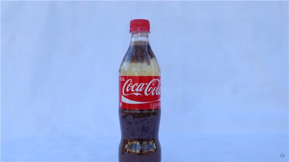 分层是因为可乐里的磷酸和牛奶的钙发生了化学反应,产生不溶于水的钙