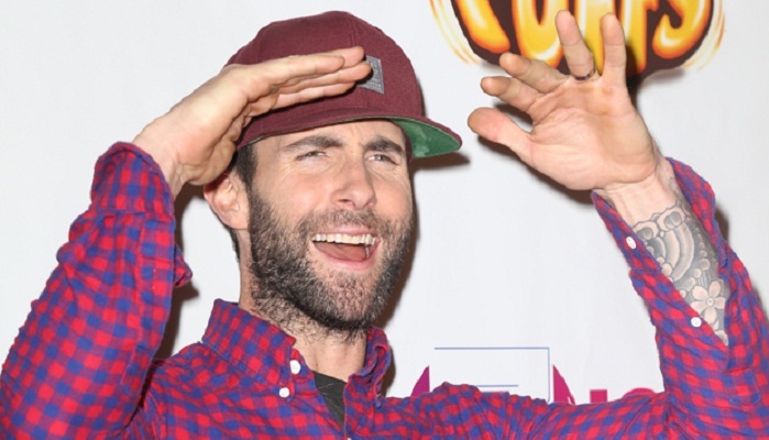 Maroon,5乐队主唱扔麦克风,麦克风砸粉丝