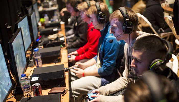 学生和刚工作的人是游戏直播平台的主要观众