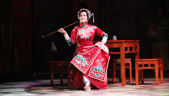 【财经天下周刊】强大的，僵硬的，脆弱的