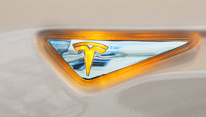 特斯拉亏损过亿