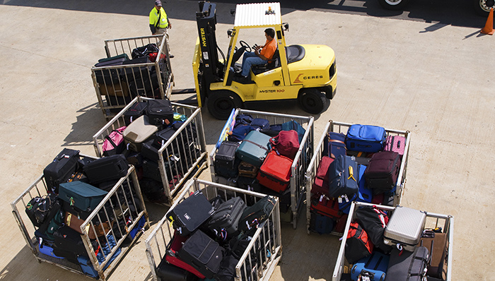 美国航空公司通过改签费和行李托运费获利不少
