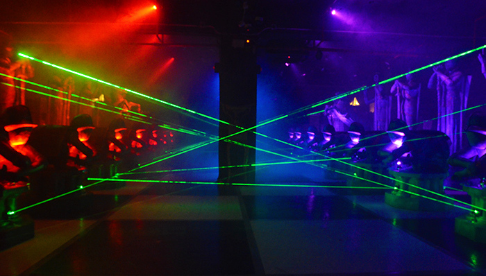 香港有一家室内游戏场复制了跑男的游戏,普通人可以参与的撕名牌大战