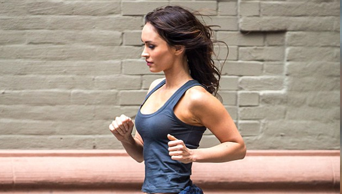 梅根·福克斯抱着热水袋缩在半只龟壳里