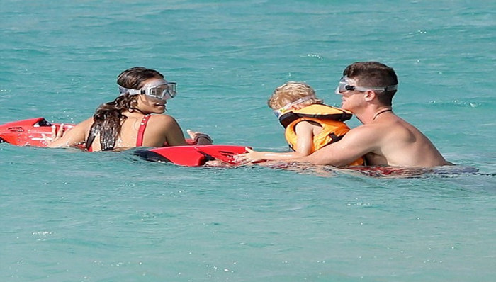 骚宾20岁小女友穿比基尼 沙滩玩耍大秀火辣身材