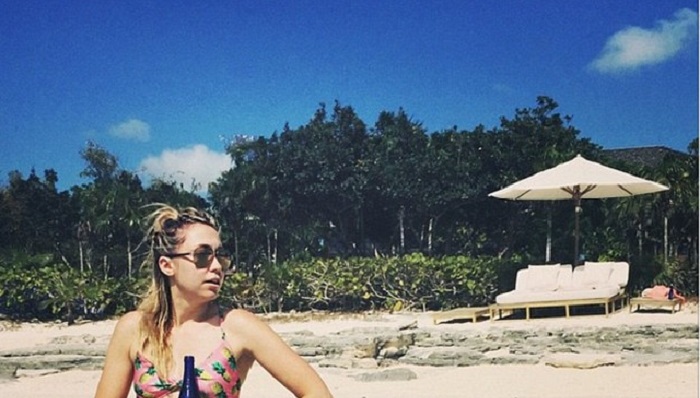 羡慕嫉妒恨！麦莉塞勒斯晒海边度假美照