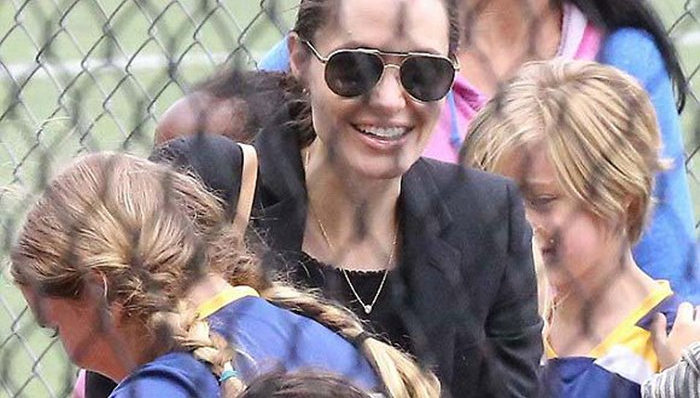 安吉丽娜·朱莉给孩子们当起了足球拉拉队长！