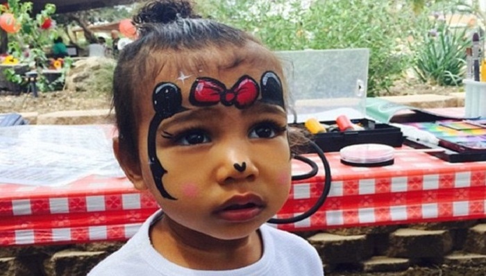 金·卡戴珊在她可爱的女儿脸上画画​