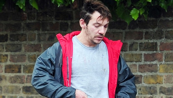 疲惫迷茫的乔纳森·莱斯·梅耶斯伦敦街头喝伏特加