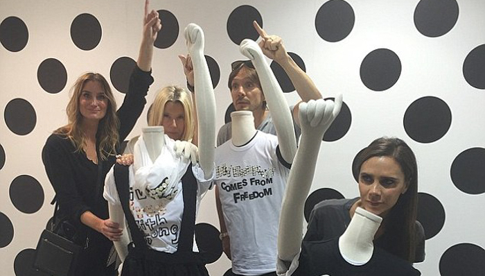 辣妹把自己装成了人体模特