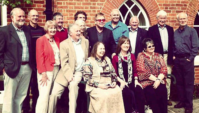 我们还站着呢！埃尔顿·约翰和57年前老同学重聚