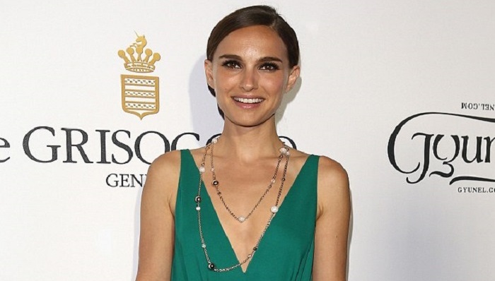 娜塔丽·波特曼大胆V领曳地绿裙参加戛纳派对