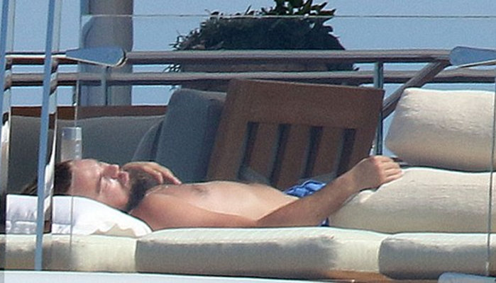 莱昂纳多;比基尼女星