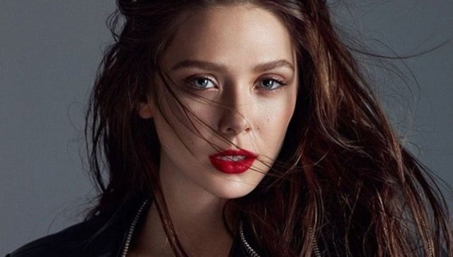 伊丽莎白与克里斯《美队3:内战》片场开反派交叉骨玩笑。