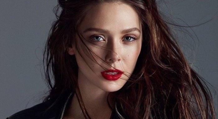 伊丽莎白与克里斯《美队3:内战》片场开反派交叉骨玩笑。