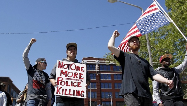 克里夫兰枪击黑人警察被无罪释放 引发骚乱