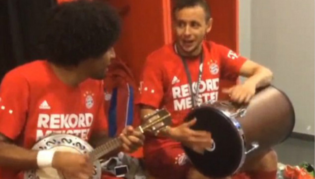 人人都是音乐家！拜仁赢下第25个德甲冠军后开起了音乐会