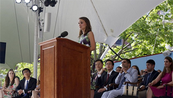 娜塔莉·波特曼自谈黑暗过去  告诫哈佛毕业生要敢于冒险
