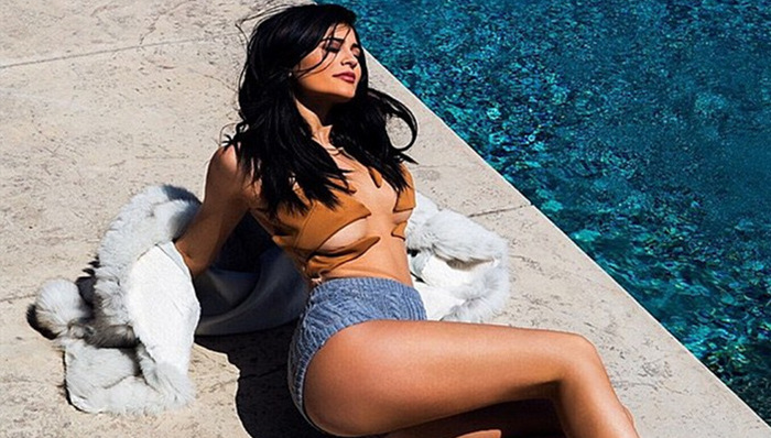 17岁凯莉·詹娜推特分享大尺度照片追赶姐姐们