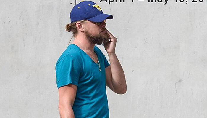 小李子满脸胡茬帽檐低压出行纽约