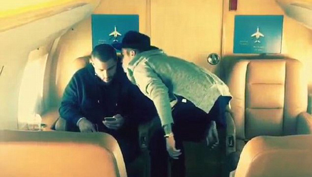 比伯送给男性友人恶作剧之吻 还说自己不是个GAY！