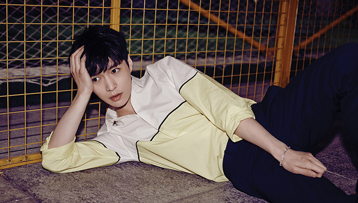 EXO成员Lay录制中国版《无限挑战》 与黄磊认证照公开