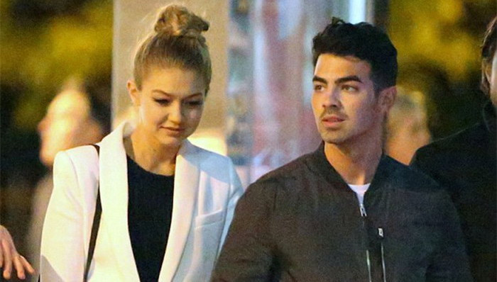 乔纳斯多伦多酒店外随意touch超模吉吉·哈迪德