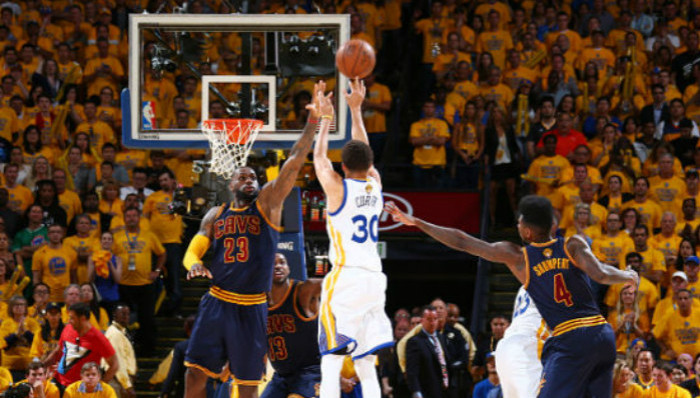 NBA总决赛第二场：詹姆斯独挑大梁，库里失准失绝杀