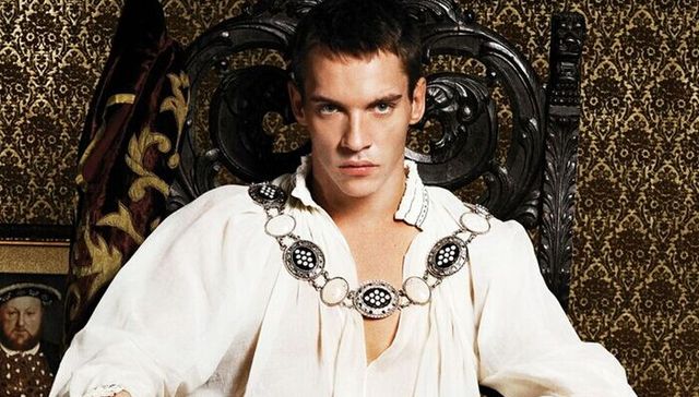 乔纳森•梅耶斯颓废形象后首次亮相公众面前  反差大