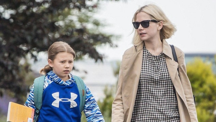 米歇尔·威廉姆斯携女外出 女儿越长越像已故旧爱希斯·莱杰