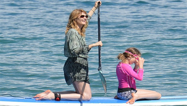 劳拉·邓恩身着黑色比基尼与女儿在海滩度假