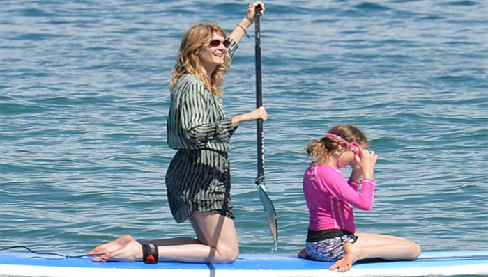 劳拉·邓恩身着黑色比基尼与女儿在海滩度假