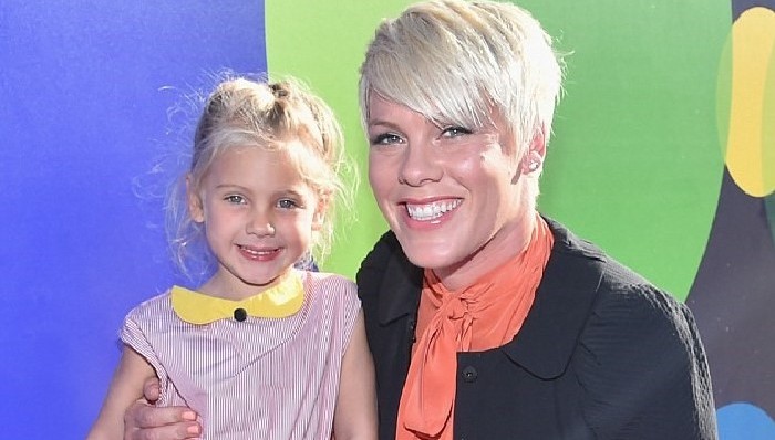 她是迷你的我！歌手P!nk带女儿出席《头脑大作战》首映礼