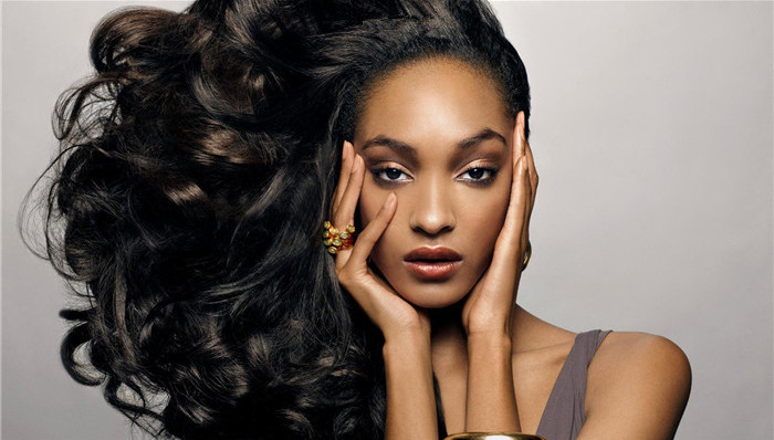 名模卓丹·邓嗮清晨素颜自拍 黑色内衣引注意