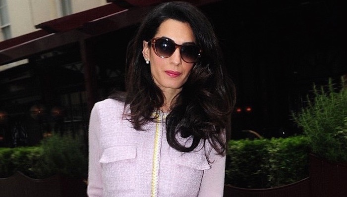 阿马尔·克鲁尼紫色套装尽现优雅