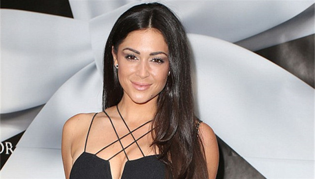 真人秀女星凯西·巴彻勒交错绑带黑色连衣裙秀丰满乳沟