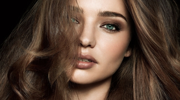 米兰达·可儿莫斯科惊艳一跃 展现完美身材和“来自俄罗斯的爱”