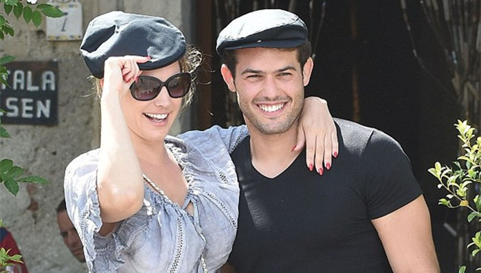 凯莉•布鲁克参观《教父》拍摄地 与男友帕里西浪漫西西里岛度假