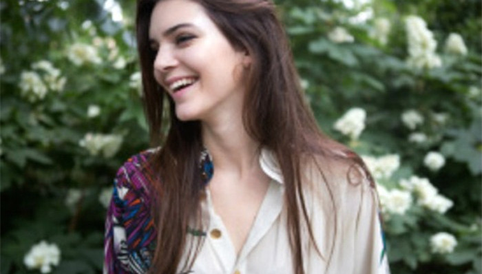 肯达尔詹娜素颜赴晚餐 大秀美腿