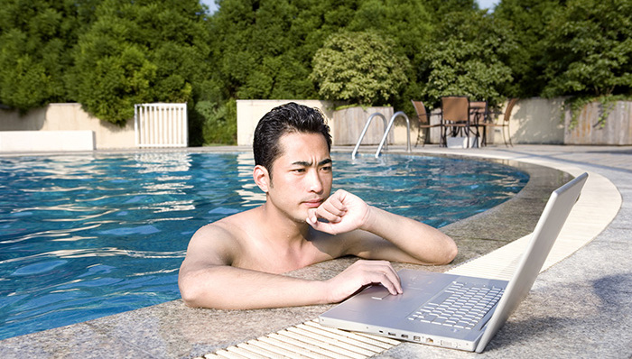 中国员工放假最不顾工作,日本职员压力最大