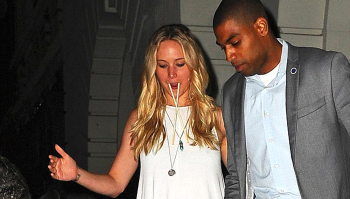 詹妮弗·劳伦斯把筷子玩出了新花样：插牙缝！