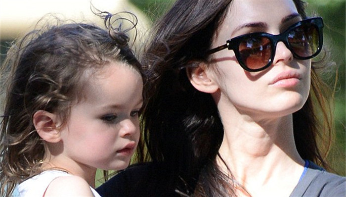 潮妈遛孩儿：梅根•福克斯带两岁儿子逛公园