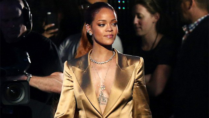 蕾哈娜空心穿金色外套出席黑人娱乐电视奖颁奖礼