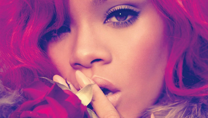 蕾哈娜成功用银色宽胶布封住了大嘴梅威瑟的嘴