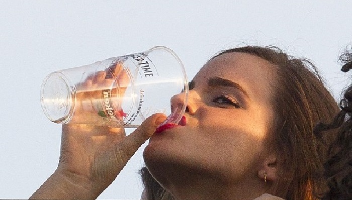 艾玛·沃森观看好友霉霉演出 感情深一口闷！