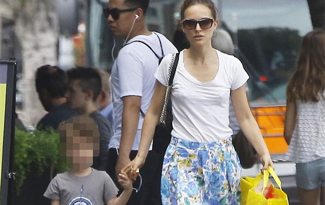 娜塔丽▪波特曼真空出行！着碎花短裙携儿子逛街