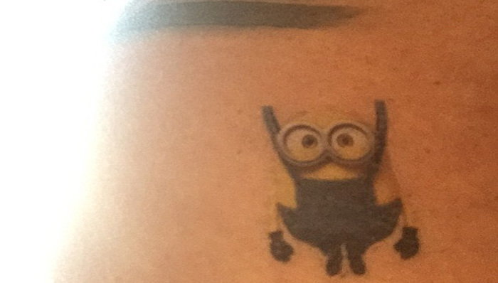 小七为爸爸小贝贴上爱的纹身贴：小黄人