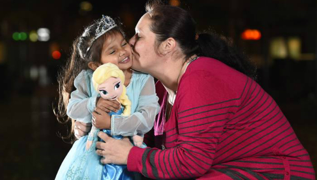 黑人就不能成为公主？冰雪女王Elsa告诉3岁小女孩儿不是这样