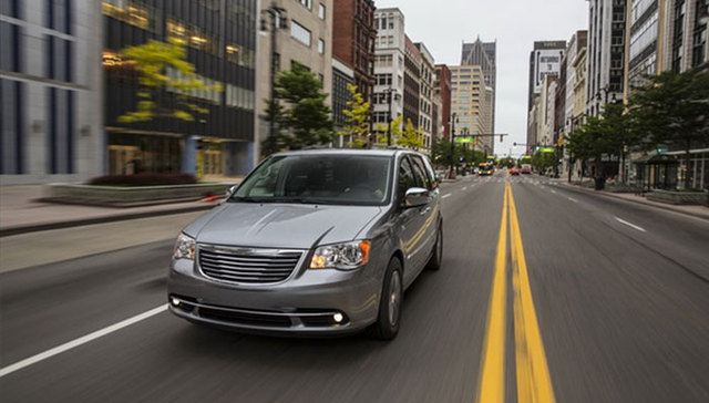 【JMedia】海外试驾克莱斯勒大捷龙 驾驶差内饰优