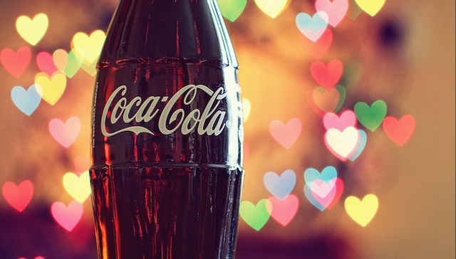 可口可乐瓶好忙 这次 Twitter 也来找它一起讲故事